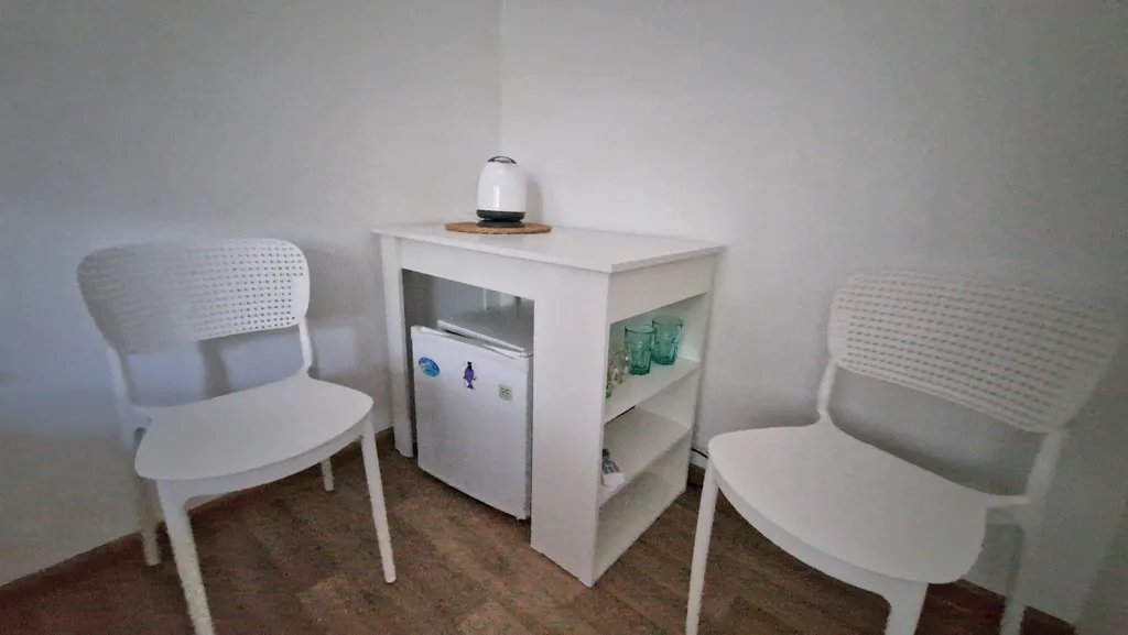 Комната в доме в лесу у моря