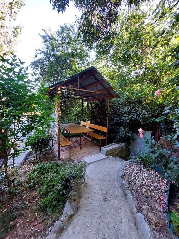 Дом у ручья