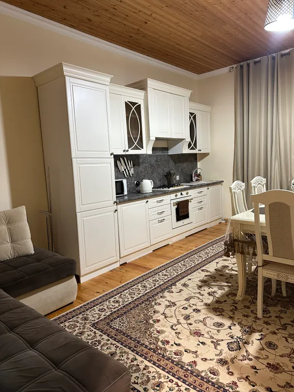 Уютный домик аквамарин у водопада и леса