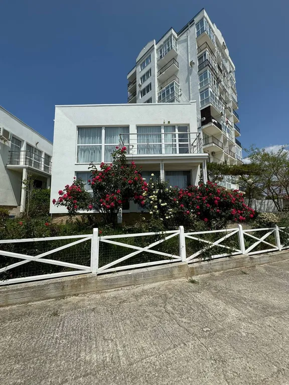 Белый коттедж на первой линии моря — аренда посуточно в Орловка