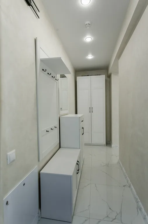 Светлые апартаменты с двумя спальнями и балконом с качелью