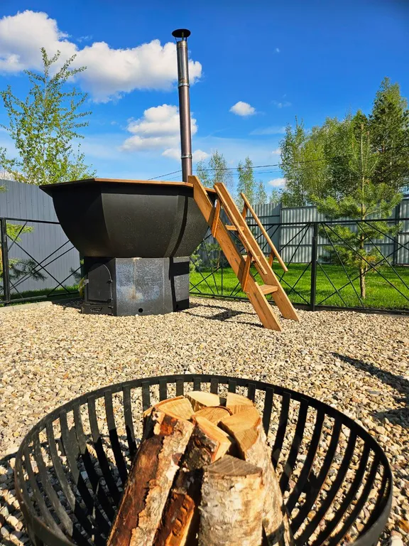 Дом с большой террасой, панорамными окнами, банным чаном и сауной