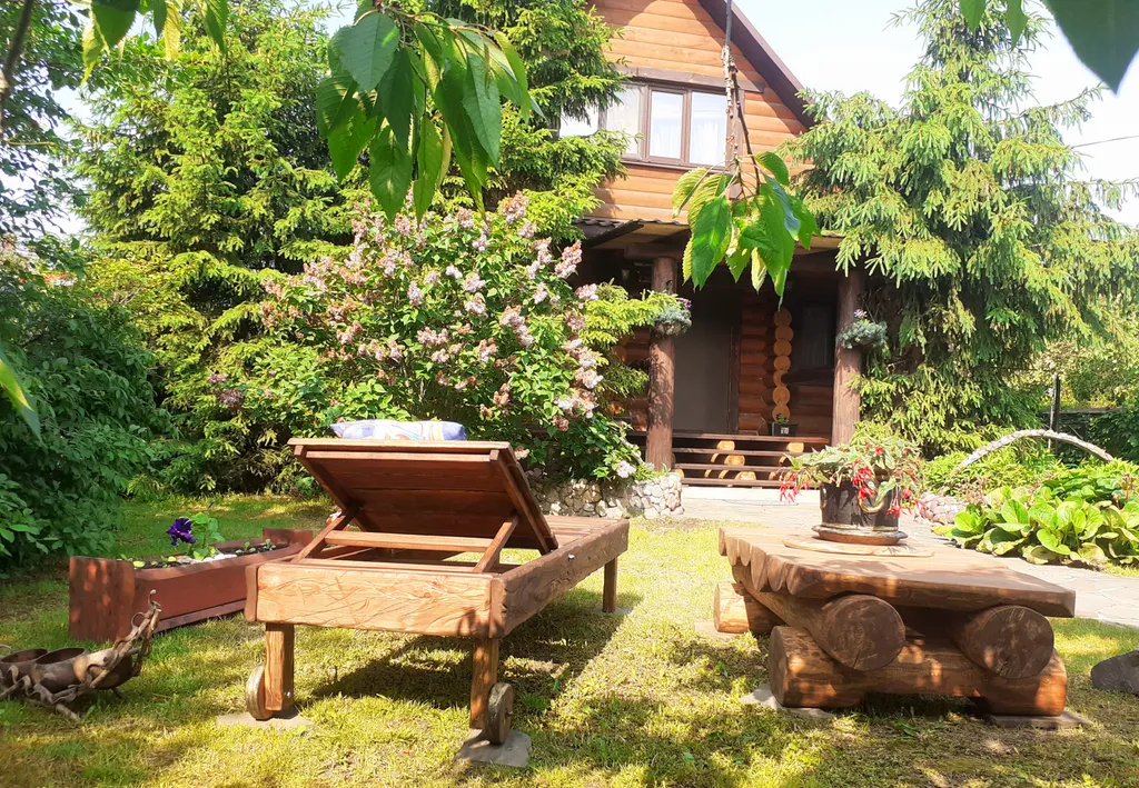 Уютный гостевой дом из бревна с видом на сад