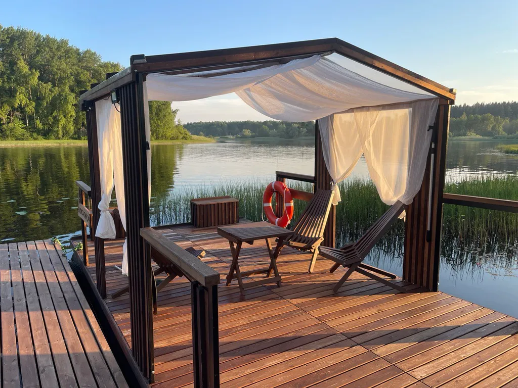 Дом на берегу реки, заснеженный лес, хаусбот