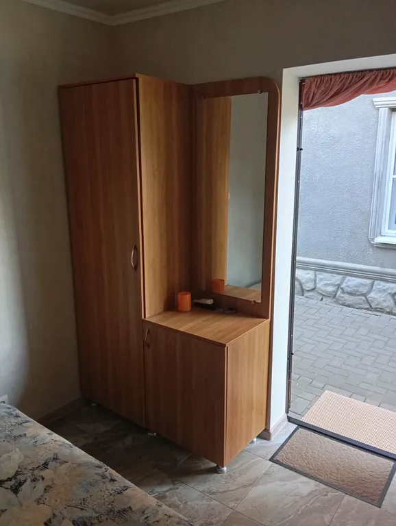 Небольшой трехместный номер с удобствами