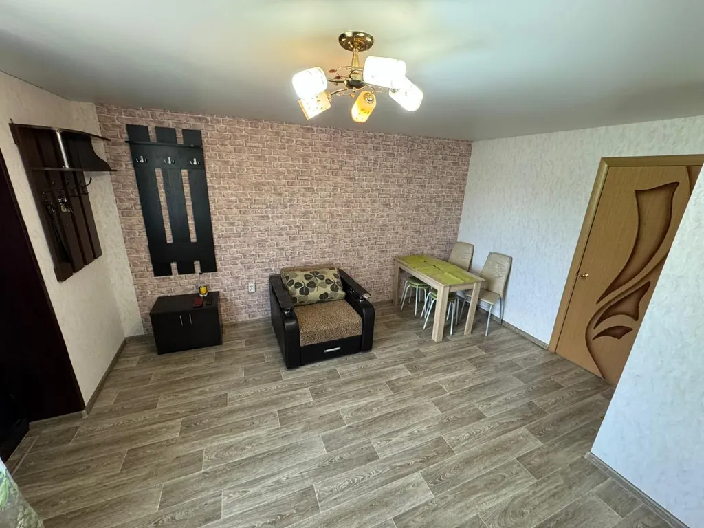 Уютный двухэтажный дом в центре города( 2 этаж)