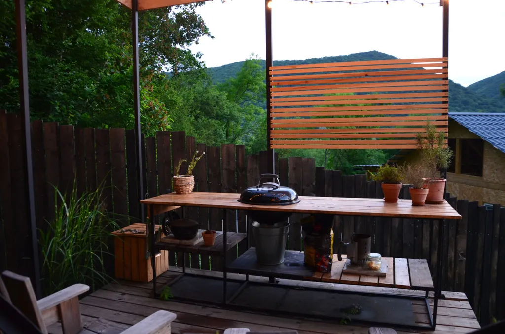 Дом на краю леса с видом на горы