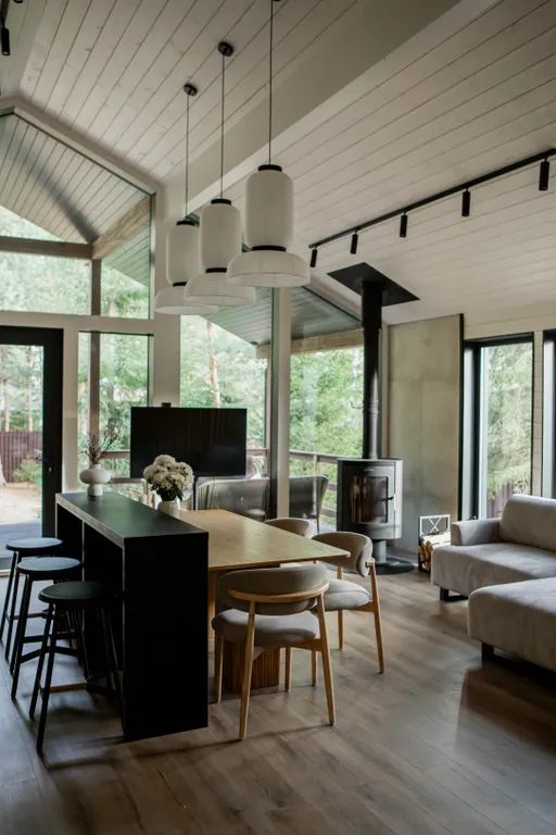 Дом в сосновом лесу с ванной у окна