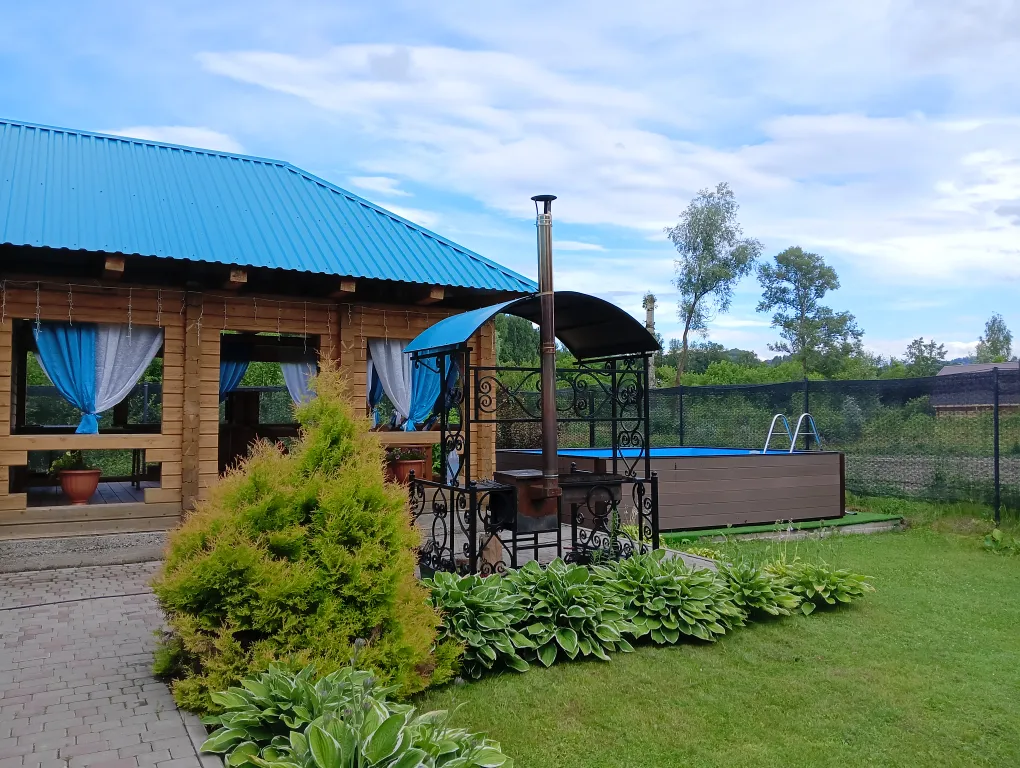 На Алтае на берегу реки Катунь