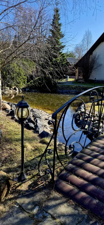 Дом у пруда