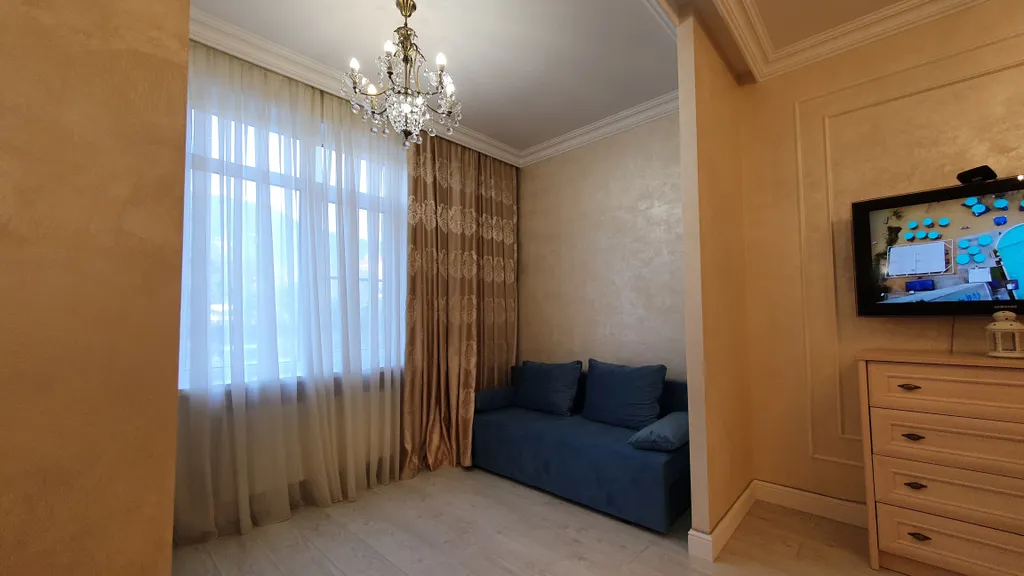 Квартира с видом на горы в 600 метрах от моря по тенистой аллее из сосен