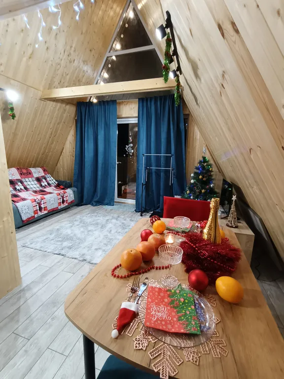 Уютный А-фрейм с чаном у озера