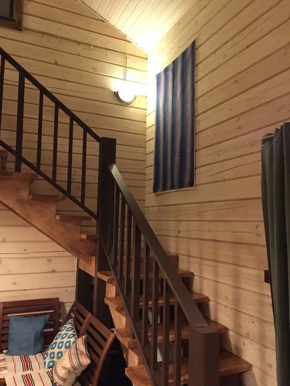 Деревянный дом у озера