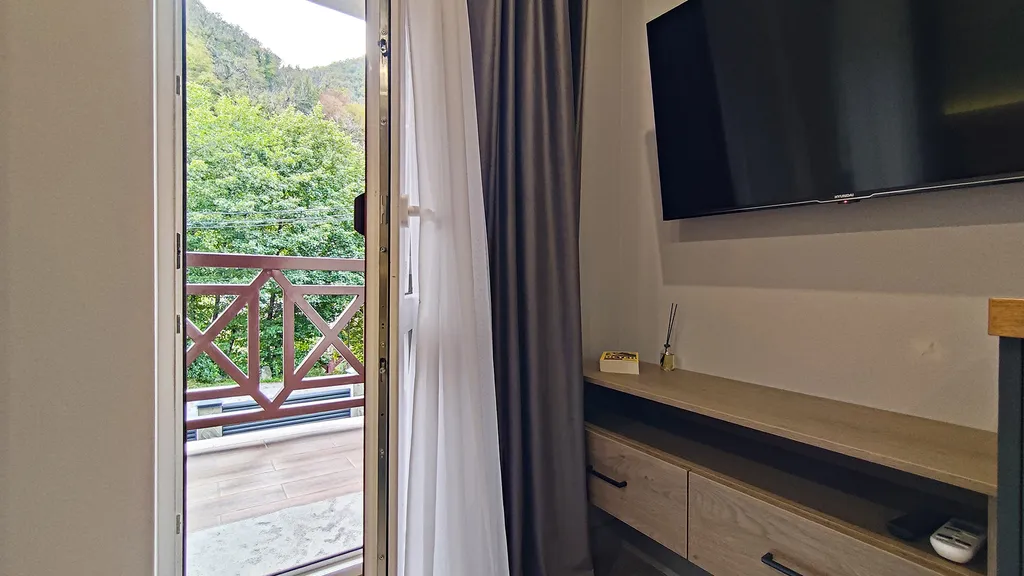 Студия с балконом вблизи гор