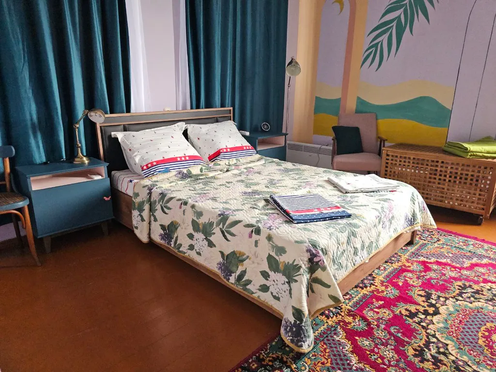 Большой двухэтажный дом с видом на горы