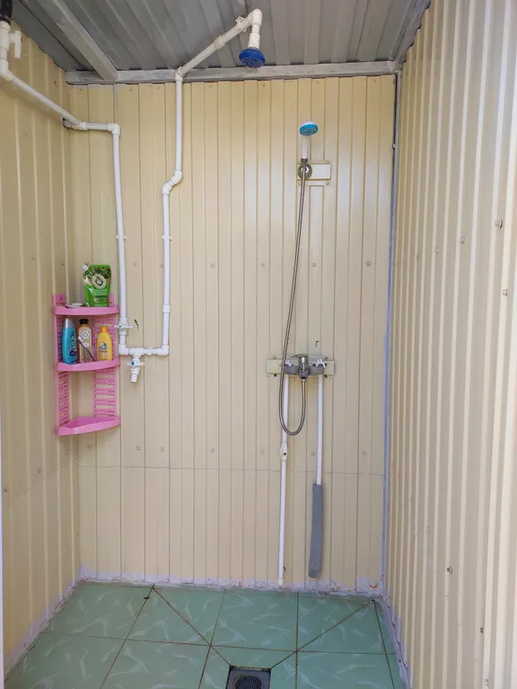 Уютный домик в окружении зелени