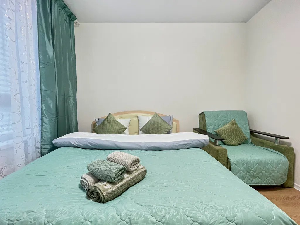 Уютная светлая трешка кухня отдельно, 2 балкона