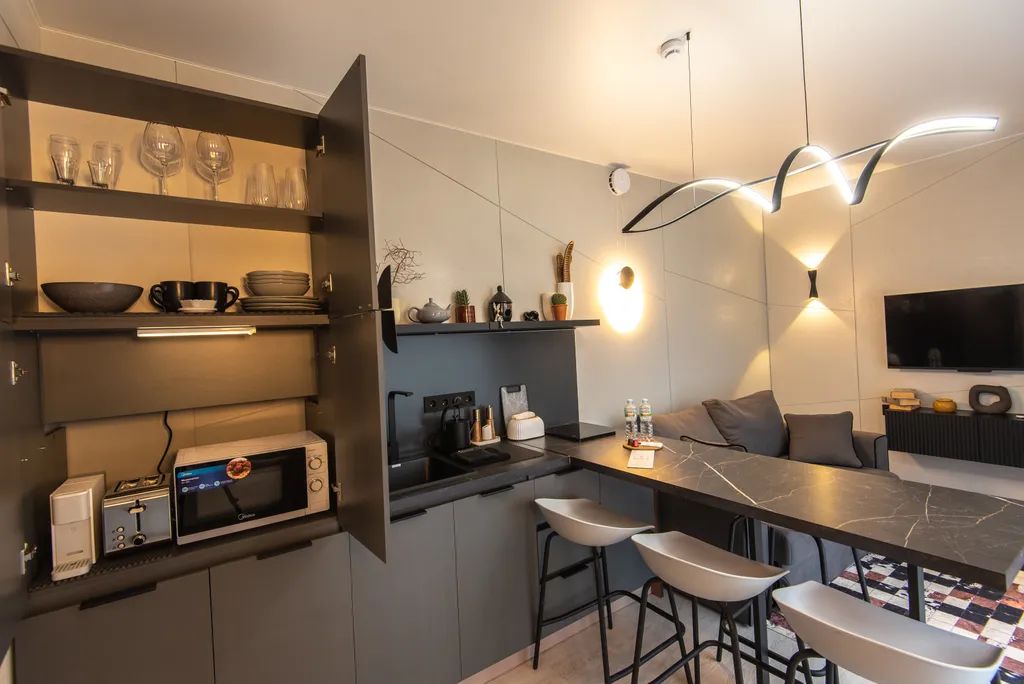 Зеркальный домик с террасой и теплой купелью