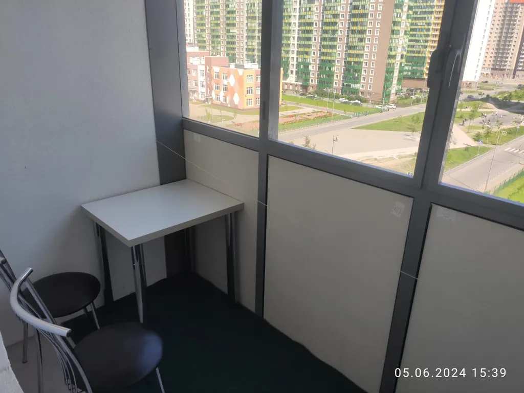 Удобная кровать в уютной квартире