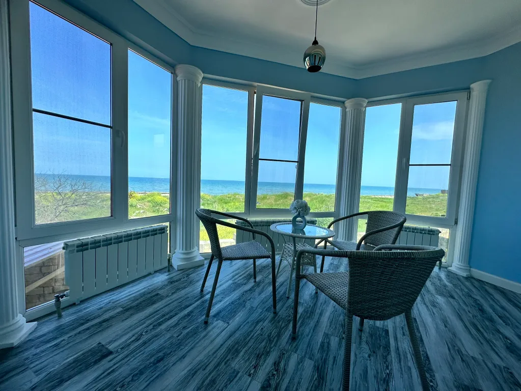 Уютный дом у моря в черте города