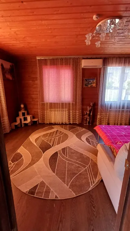 Деревянный дом в горах с видом на море