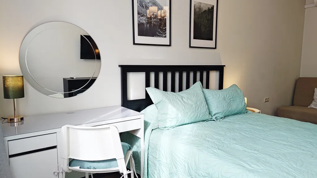 Просторный апартамент с панорамным видом на горы в центре. Спальня