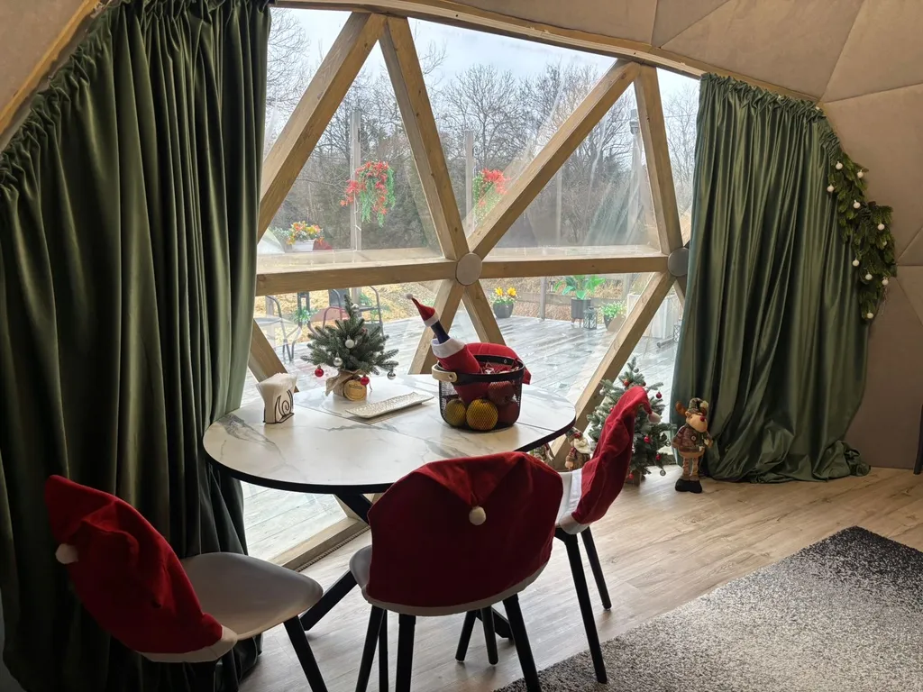 Уютная сфера на побережье