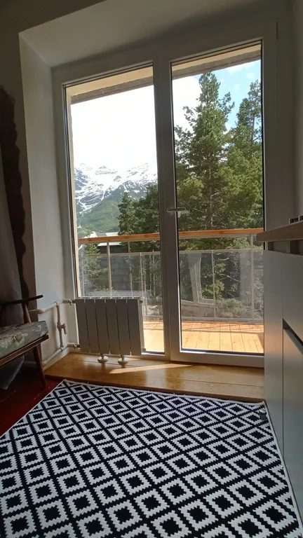 Светлая дизайнерская квартира с видом на горы и лес
