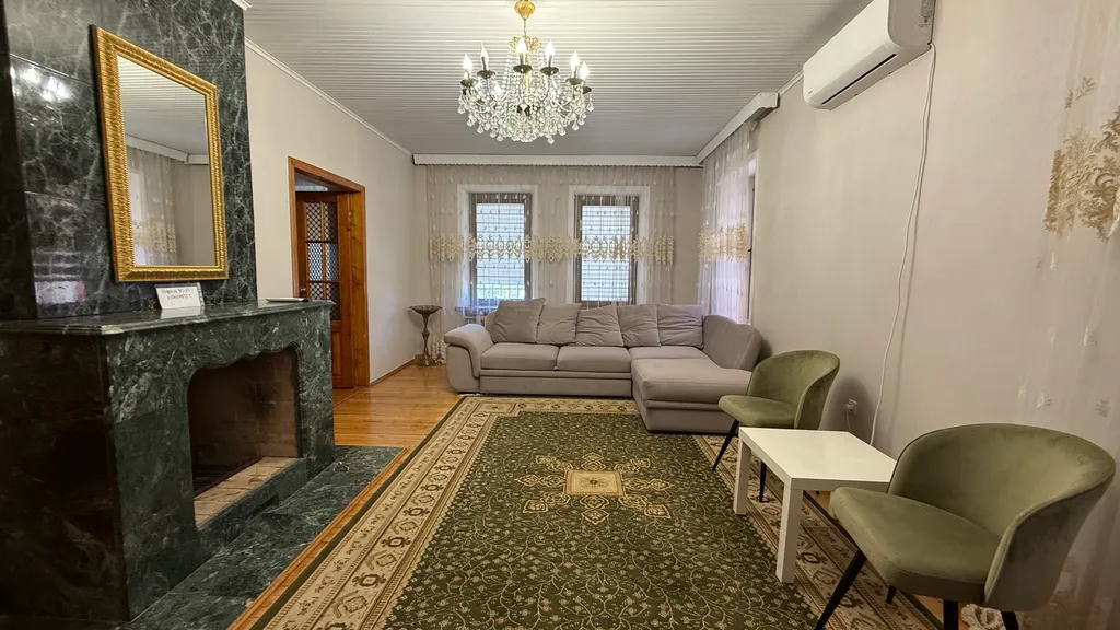 Деревянный дом с красивым видом на море