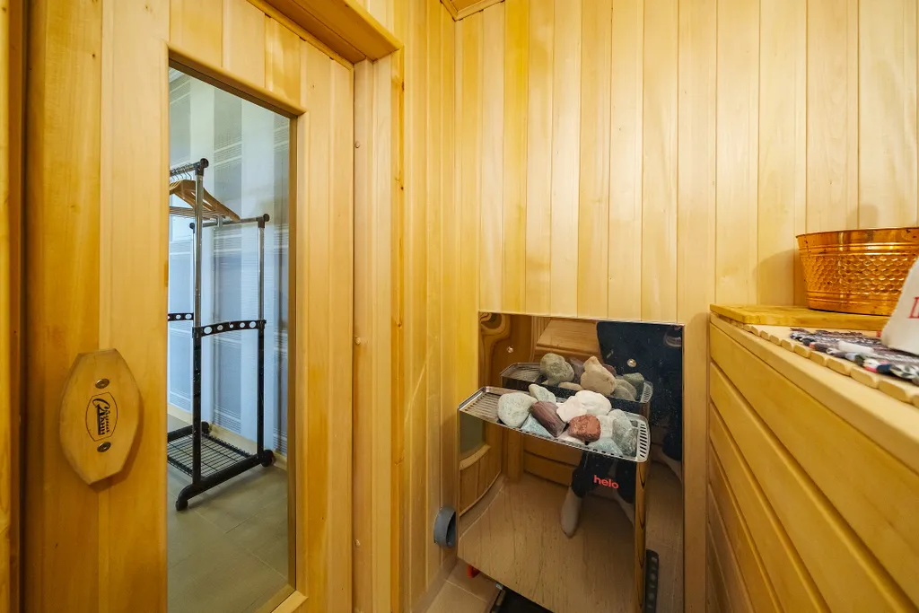 Видовая квартира с сауной и джакузи в центре