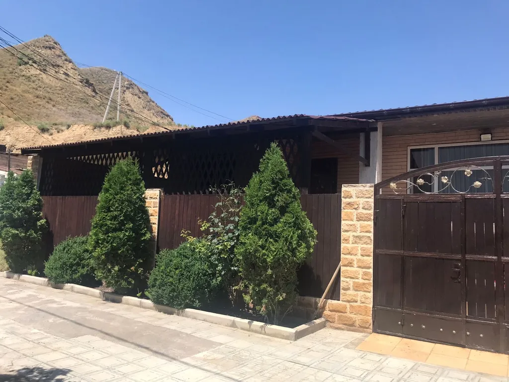 Дом у моря в окружении гор