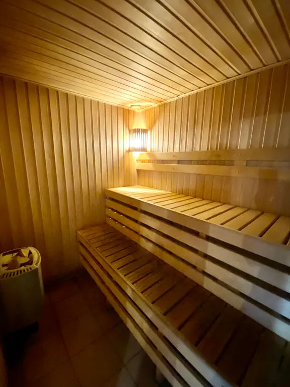 Вилла с квадратным бассейном