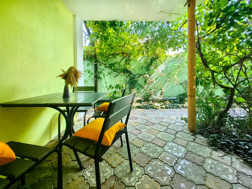 Уютная студия с индивидуальной терраской увитой виноградной беседочкой