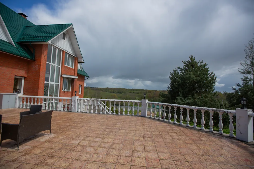 Большой трехэтажный дом