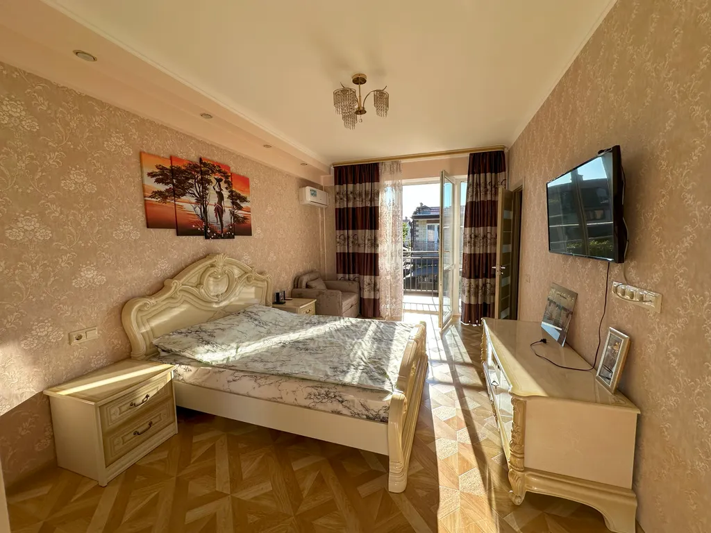 Дом с часами - двухэтажный таунхаус для отпуска у моря