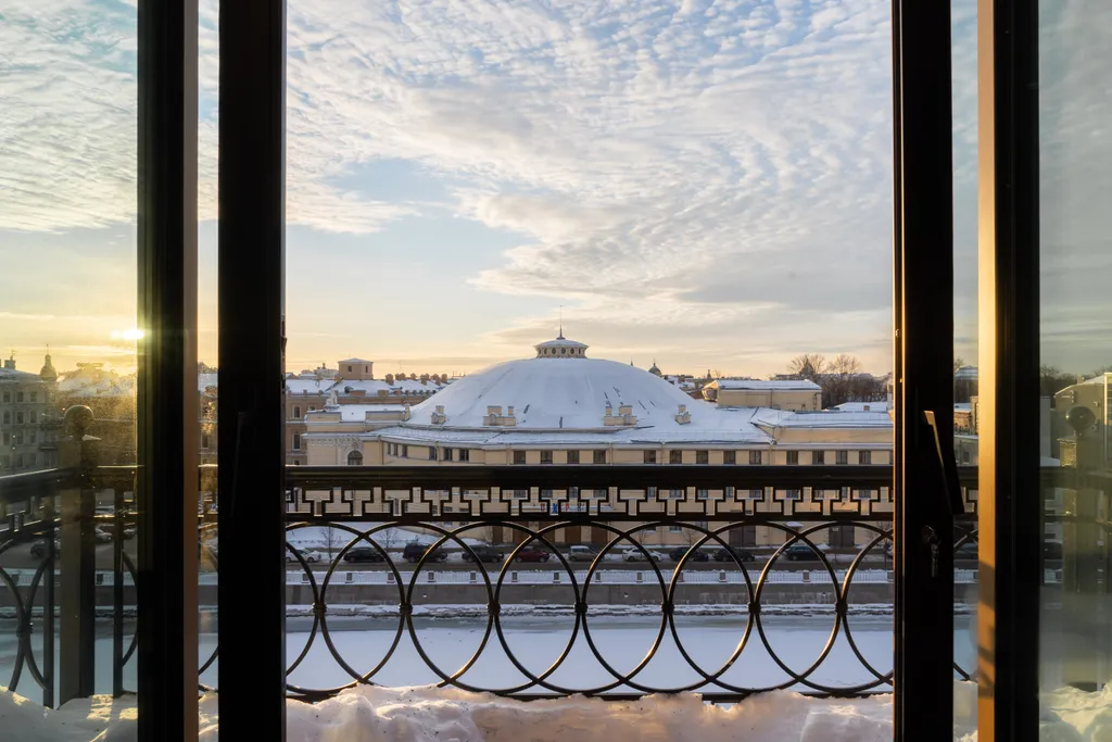 Потрясающая Mанcаpдa c тpемя бaлконaми и видом нa Фoнтанку