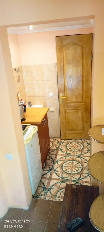 Аисты с видом на море