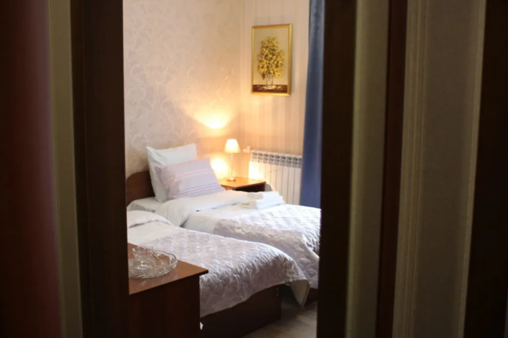 Трехместный номер с 3 отдельными кроватями и балконом