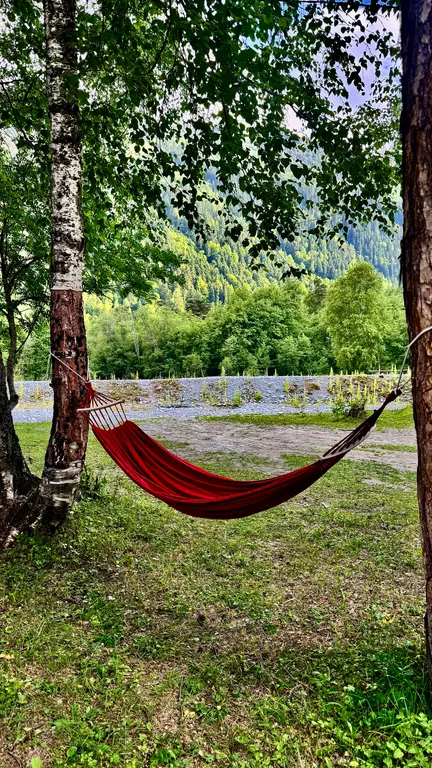 Шале на берегу реки, с беседкой