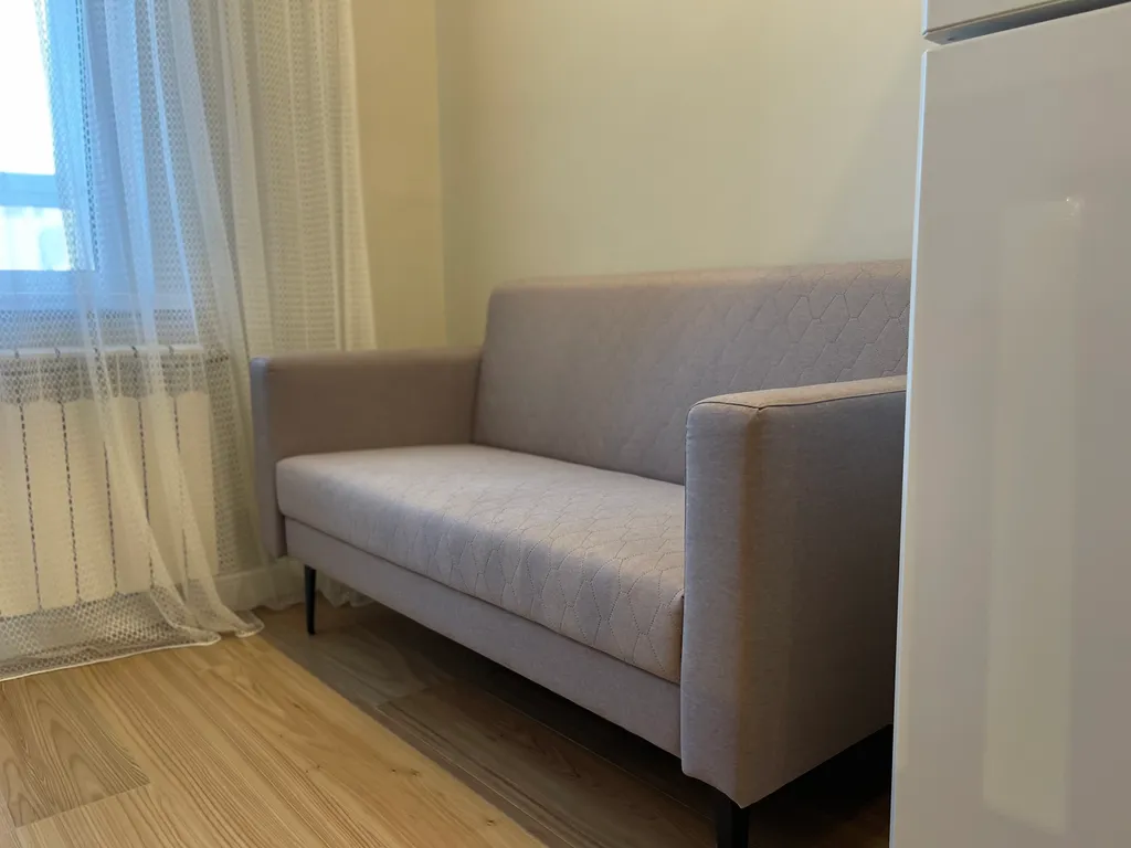 Новая квартира с кроватью возле панорамного окна, высокий этаж