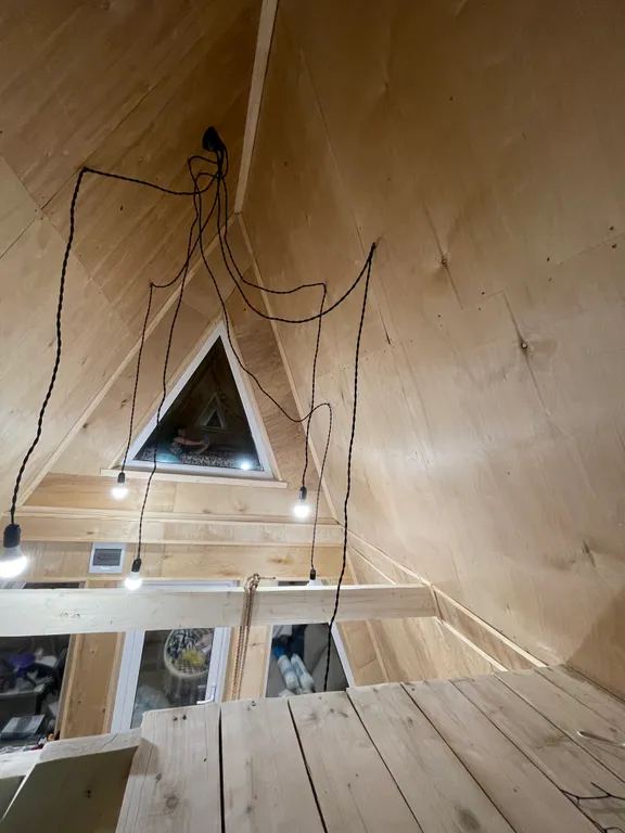 А-frame в окружении леса и гор