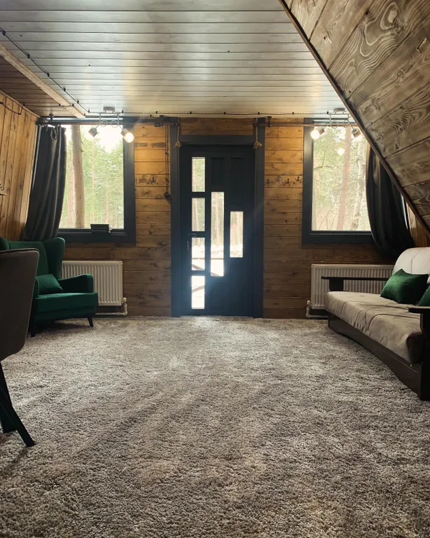 Уютный двухэтажный домик у реки, треугольник