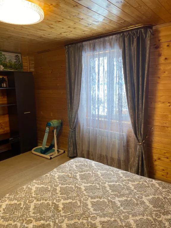 Уютный дом на берегу реки