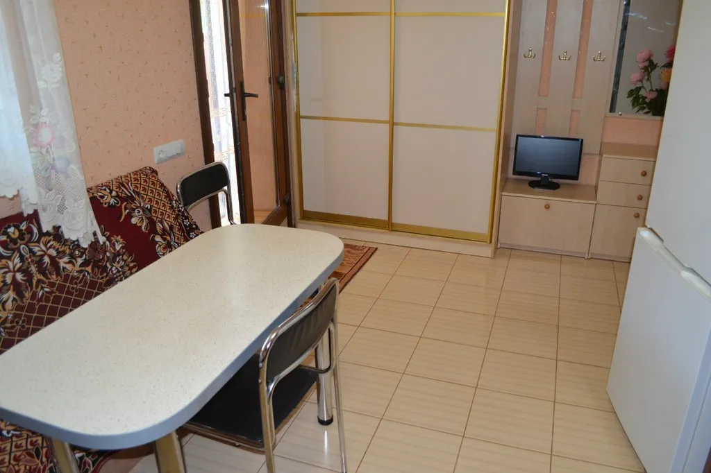 Двухкомнатный дом в санаторной зоне Евпатории