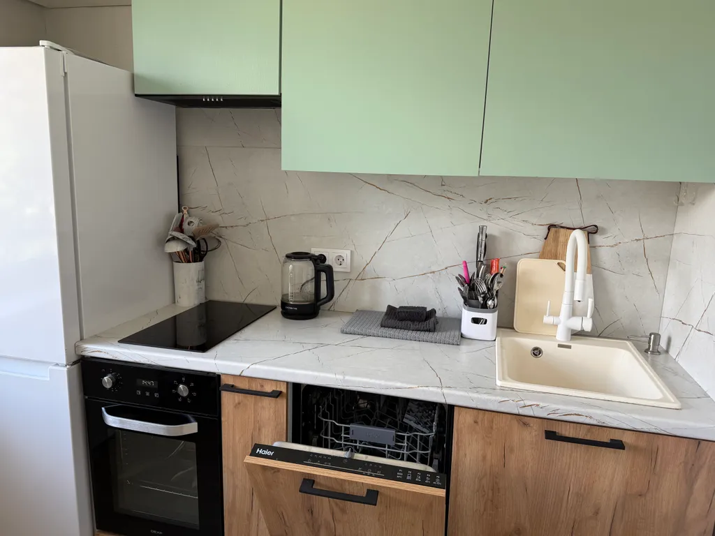 Вид на горы, рядом с парком, идеальное место для отдыха