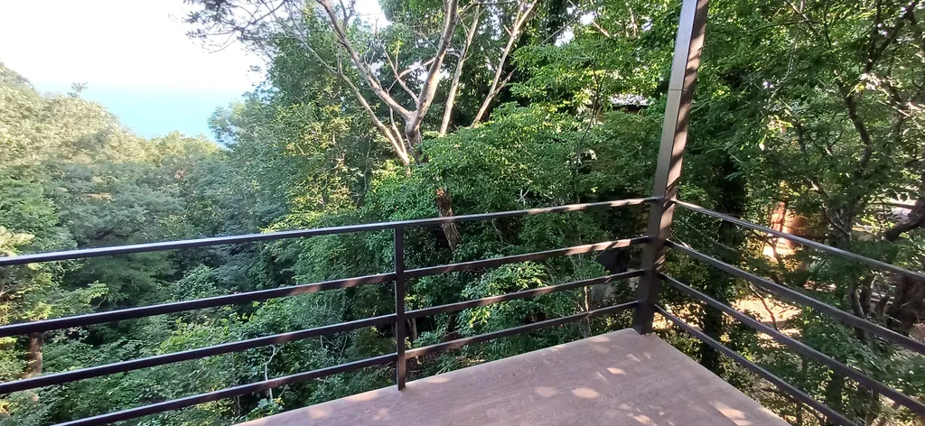 Комната с верандой в доме Остановка Море с видом на море и лес