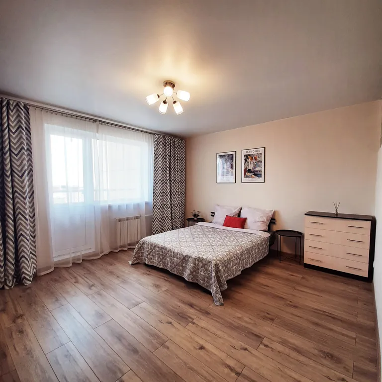 Просторная евротрешка с видом на Ангару и город