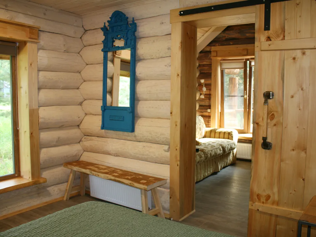 Уютный дом на лесном участке у озера, рядом с городом