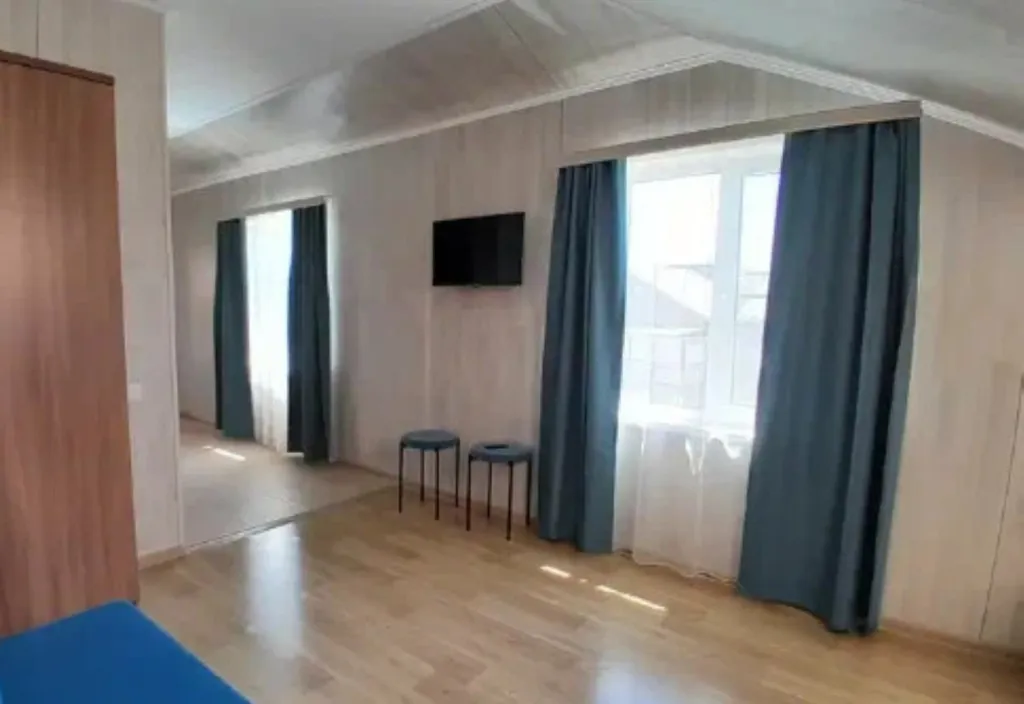 2Семейный двухкомнатный номер с кухней на мансардном этаже