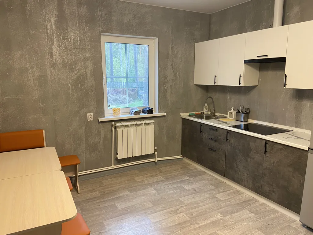 Дом в черте города в сосновом лесу